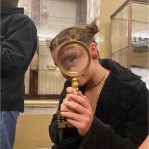 Meet your Posher, Ava